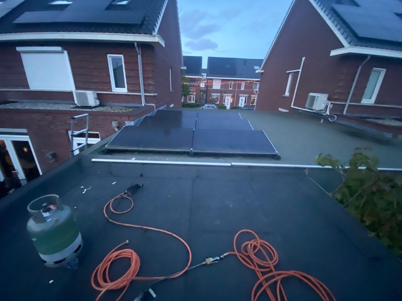 Plat dak met zonnepanelen en dakbedekking