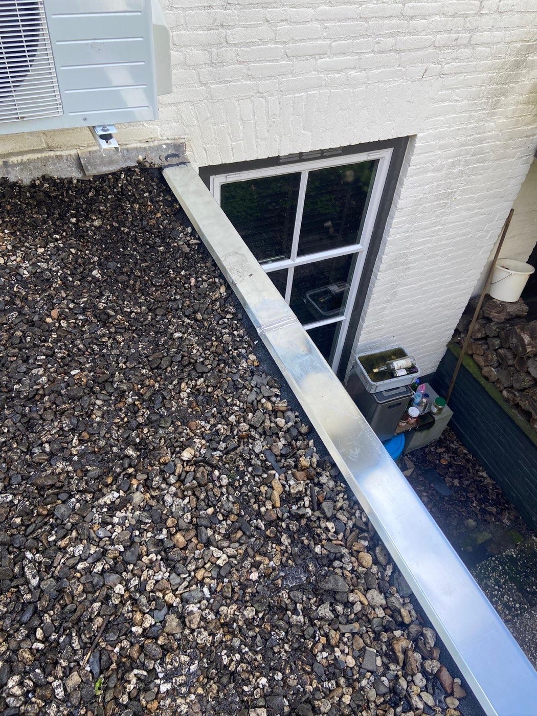 Zinken afwerking langs dak en raam